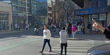 El episodio generó una aglomeración de gente sobre la esquina de Rioja y Alvear\u002E (@nicolasmaggi87)