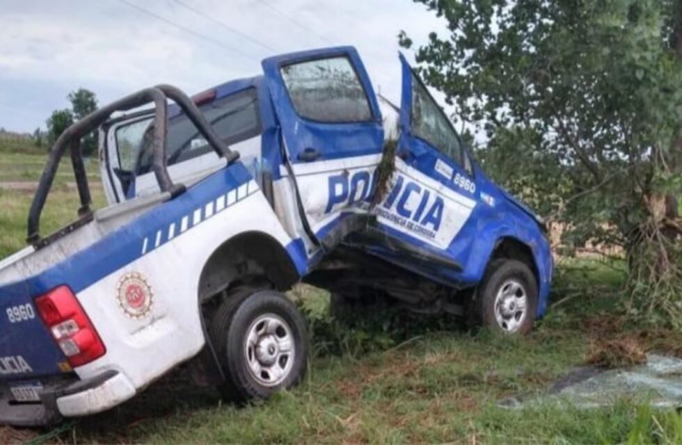 Quedó como un "acordeón": el impactante choque de una camioneta de la Policía