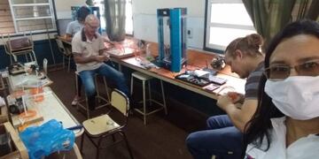 Escuela Técnica de Puerto Piray fabrica máscaras sanitarias para el personal de salud y seguridad