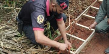 Bomberos y equipos especiales en el rescate de un hombre que cayó a un pozo en Garupá, Misiones\u002E (MisionesOnline)