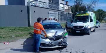 Fuerte choque entre un colectivo y un remís