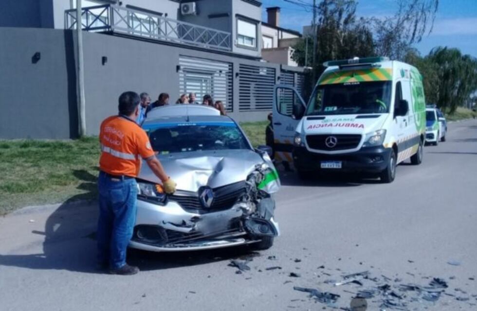 Un remisero resultó herido tras chocar contra un colectivo
