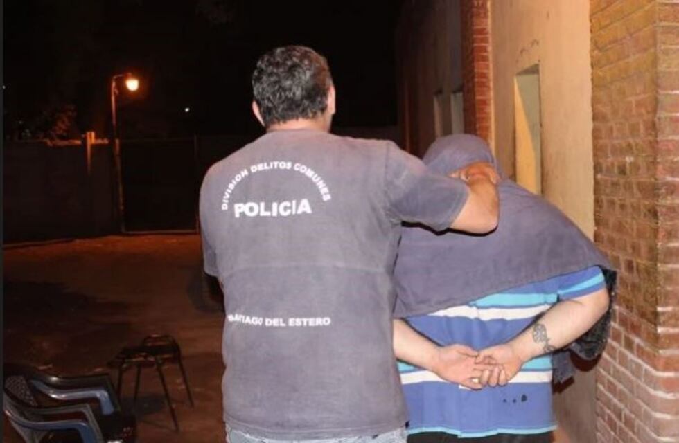 Descubrió que su hijo robó en una tómbola y lo llevó "de la oreja" con la Policía