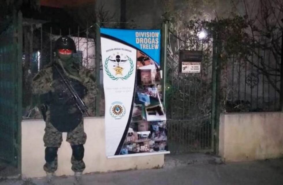 Secuestran drogas, arma de fuego y dinero en golpe al narcotráfico