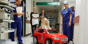 En un hospital cambiaron las sillas de ruedas por autos eléctricos