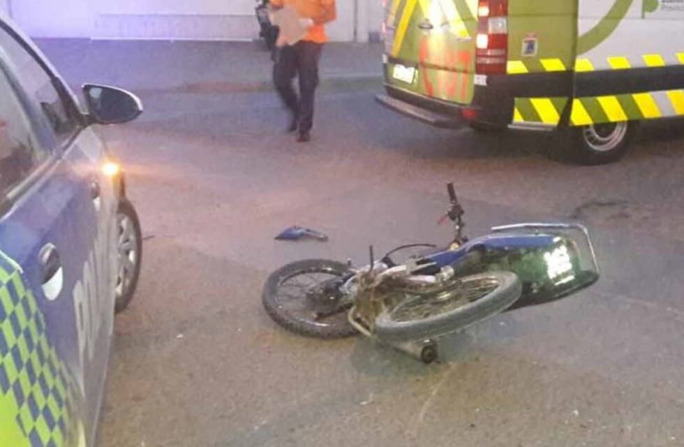 Joven motociclista está en coma tras chocar con un auto