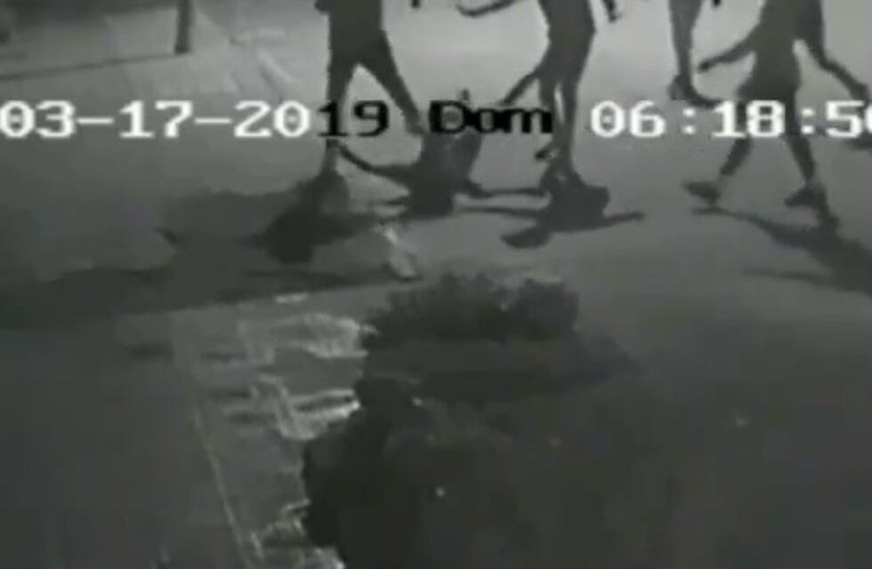 Video: tremenda golpiza grupal a un joven en una calle de Olavarría