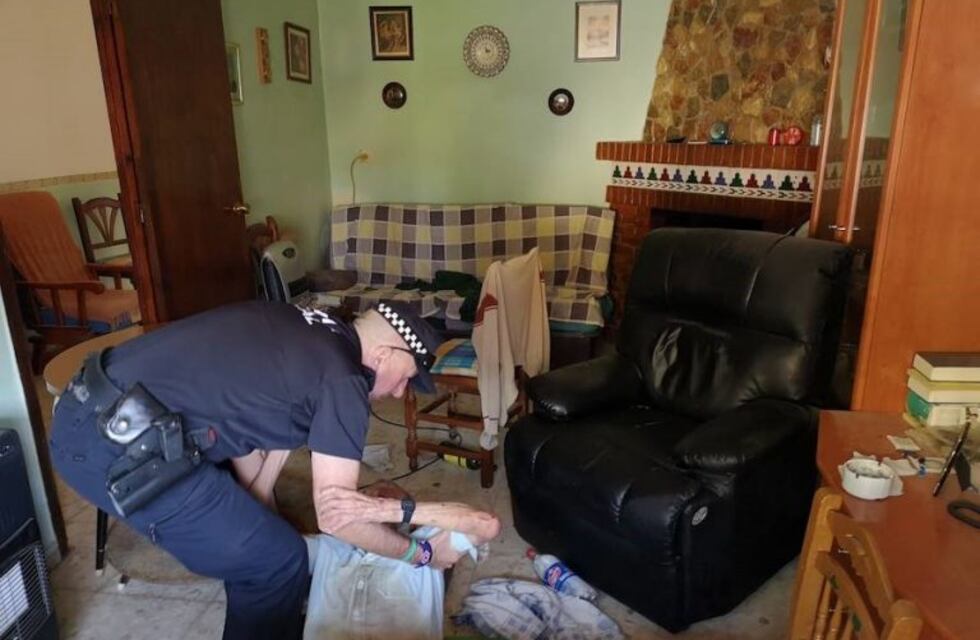 Hicieron una escalera humana para rescatar a una anciana