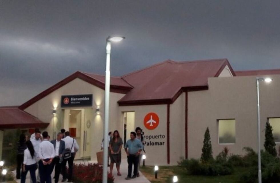 El primer vuelo de Flybondi que debía aterrizar en El Palomar fue desviado a Ezeiza