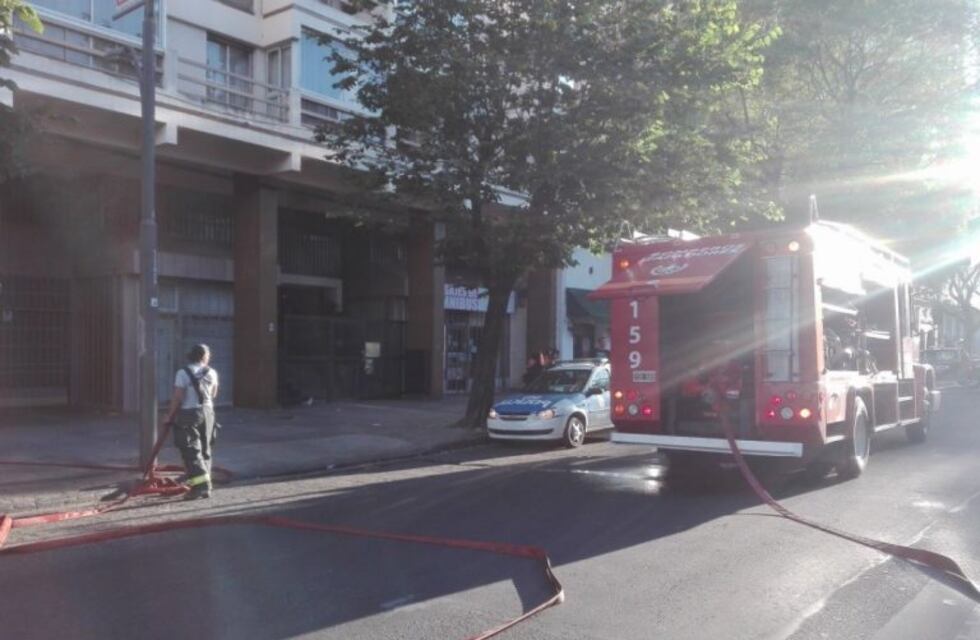 Dos ancianos heridos por un incendio en un edificio de Pellegrini al 1500