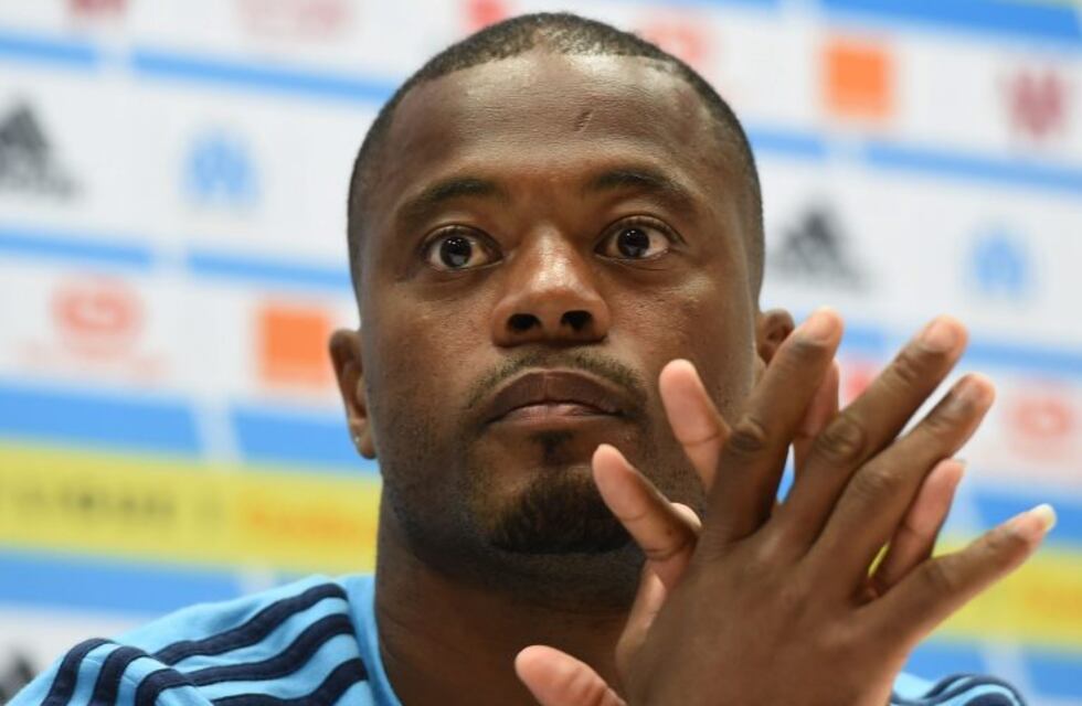 La UEFA suspendió a Evra hasta el 30 de junio de 2018 por la patada a un hincha