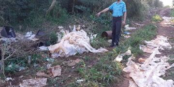 A pesar de que el terreno es limpiado sigue apareciendo basura\u002E