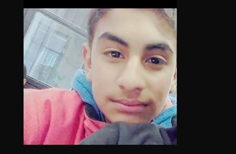 Un adolescente murió electrocutado mientras regaba