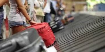 Se subió a la cinta de equipaje pensando que la llevaría al avión\u002E