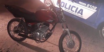 Alta Gracia: Tres personas iban en una motocicleta sin documentación ni casco, la Policía secuestró el rodado