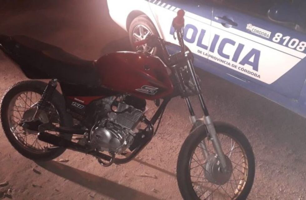 Tres personas iban en una motocicleta sin casco ni documentación: la Policía secuestró el rodado