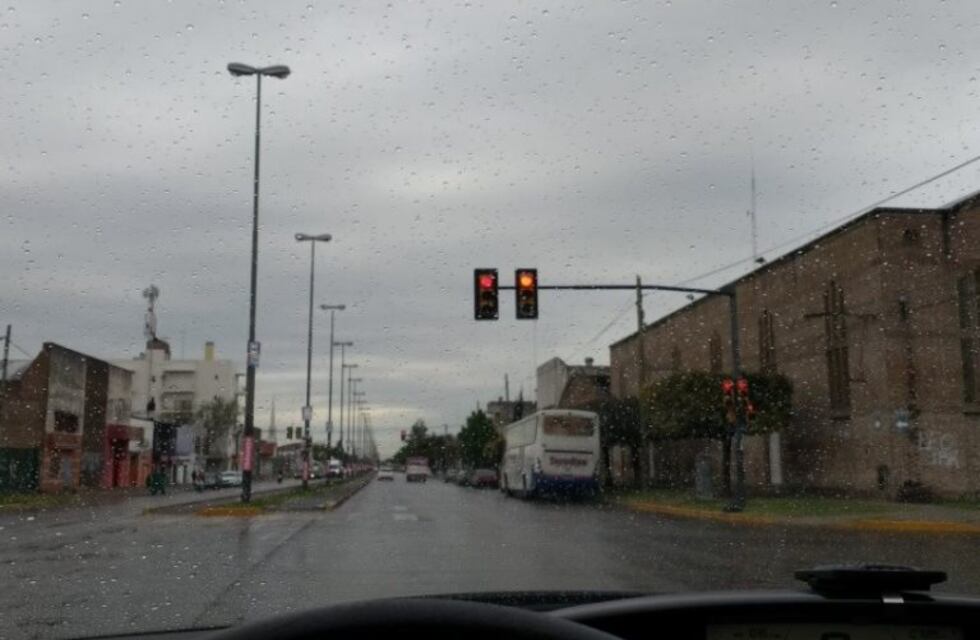 Llovió, bajó la temperatura y se mantiene la advertencia por tormentas