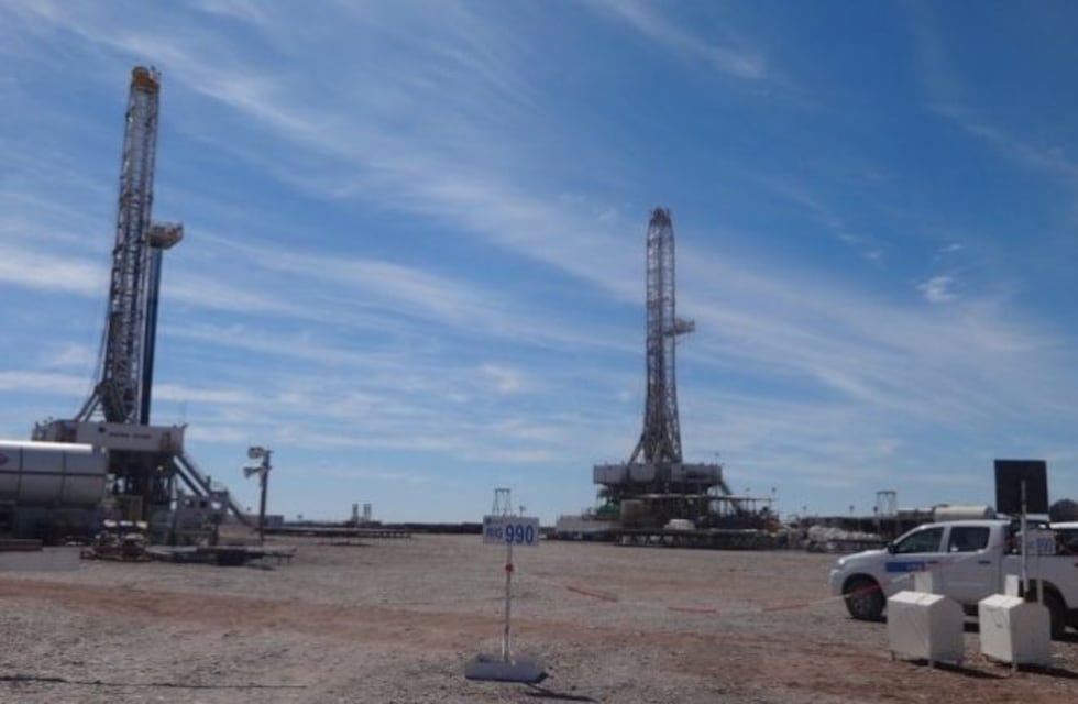 Dos operarios petroleros se accidentaron tras caer de una torre