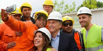 BUENOS AIRES (ARGENTINA), 12/10/2016\u002E- Fotografía cedida por la Presidencia de Argentina hoy, miércoles 12 de octubre 2016, de el presidente de Argentina, Mauricio Macri (3d) y la gobernadora de la provincia de Buenos Aires, María Eugenia Vidal (c), durante la inauguración de las obras de soterramiento del Ferrocarrill Sarmiento en Haedo (Argentina)\u002E El presidente de Argentina, Mauricio Macri, inauguró hoy, tras diez años postergadas, las obras para el soterramiento de la línea ferroviaria conocida como tren Sarmiento, que conecta Buenos Aires con el oeste de su cinturón urbano y que se prevé beneficiarán a más de 200\u002E000 pasajeros por día\u002E EFE/PRESIDENCIA DE ARGENTINA/SOLO USO EDITORIAL/NO VENTAS buenos aires mauricio macri maria eugenia vidal obras del soterramiento del ferrocarril linea Sarmiento tuneladora enterrada en haedo recorrida por el lugar del presidente y funcionarios