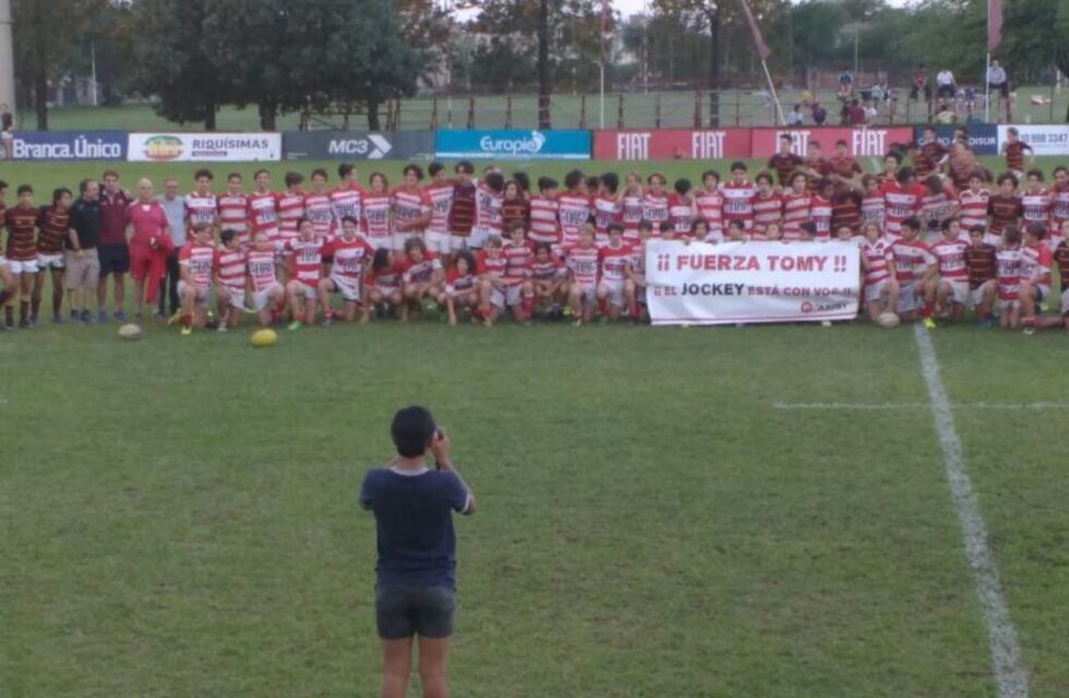 Esta foto esconde un gesto conmovedor de unos niños con su compañerito de rugby