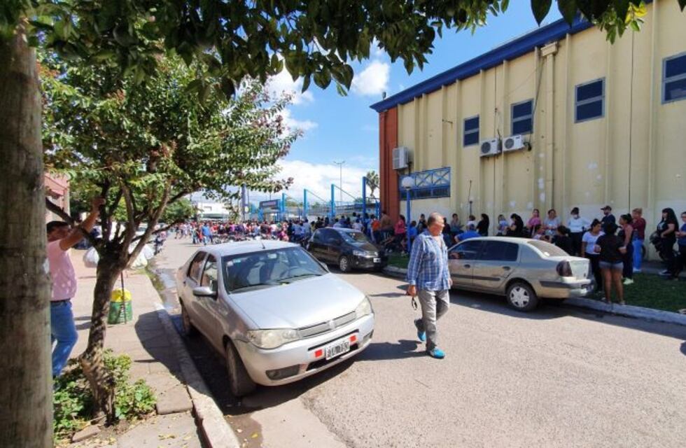 Pese a la cuarentena más de 400 personas hacen fila afuera de un super en Tucumán