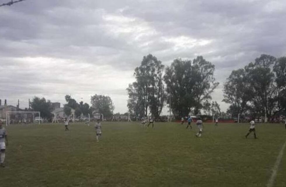 Tragedia en un partido de fútbol de la Liga Rural: un rayo mató a un hombre en la tribuna