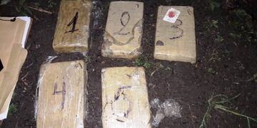 Más de tres kilos de marihuana fueron abandonados en un estero cercano a la frontera