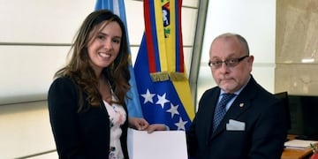 Elisa Trotta Gamus junto a Jorge Faurie (Foto: Twitter/ @EmbajadaVE_ARG)\u002E