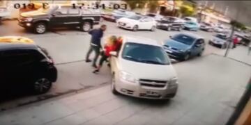 Su ex pareja la golpeó al frente de su hija\u002E