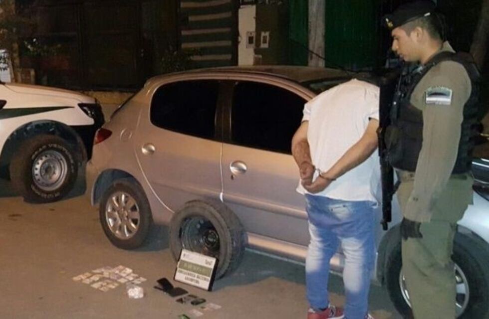 Arrestaron a un hombre con más de 100 envoltorios de cocaína