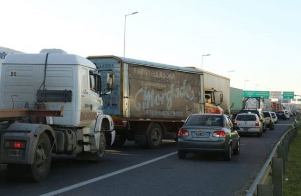 Paro sorpresivo de Camioneros y caos vehicular: bloquean distintos accesos a la Ciudad