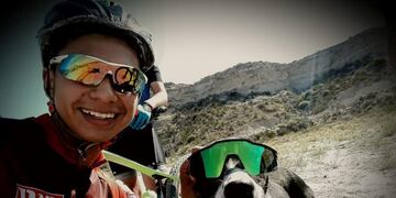 Ciclistas rescataron a un perro que estaba deshidratado