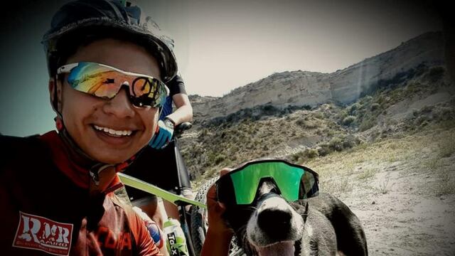 Ciclistas rescataron a un perro que estaba deshidratado