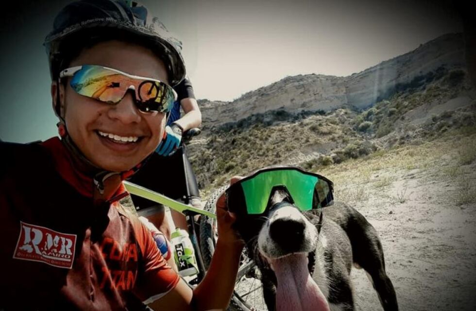 Ciclistas rescataron a un perro que estaba deshidratado