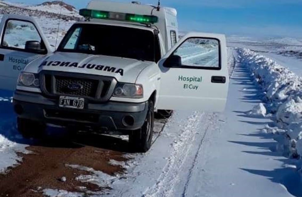 Médicos rionegrinos asistieron a una mujer embarazada que estaba varada por la nieve