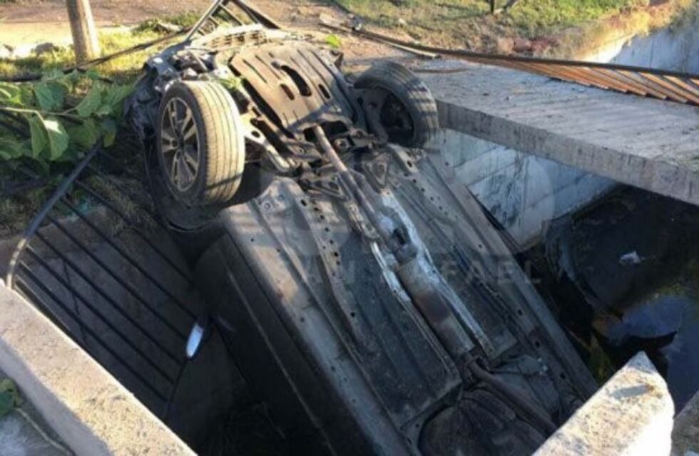 Le sacó el auto a un cliente de su papá, buscó a sus amigos y cayeron a un canal en San Rafael