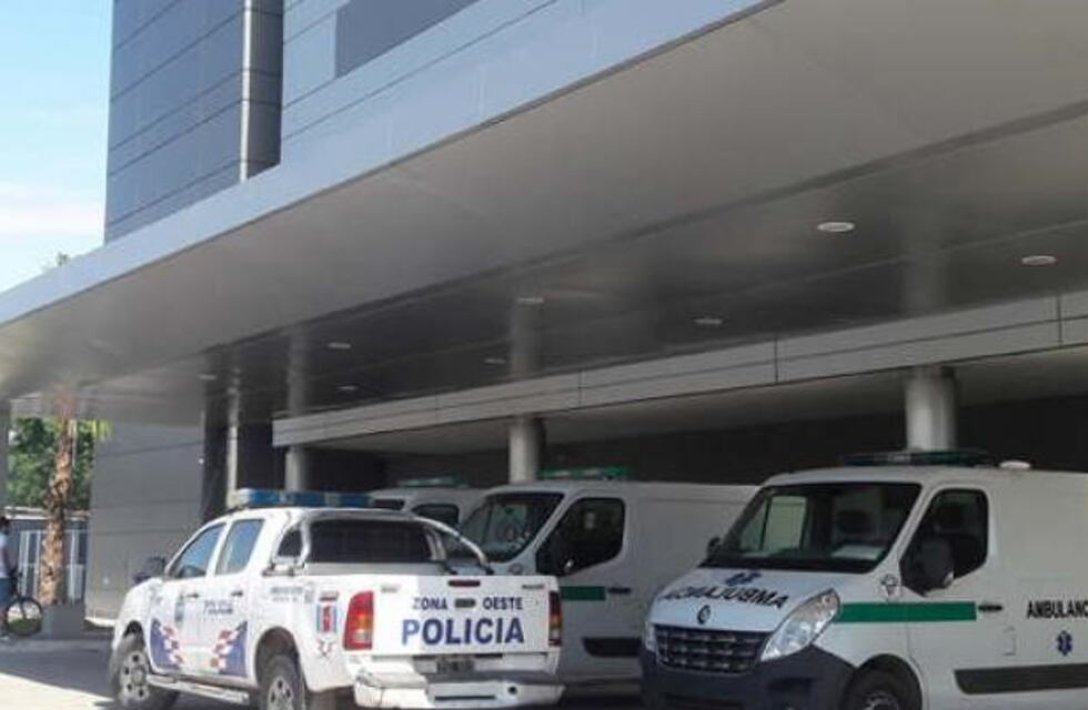Sorprendió a un ladrón en su casa, lo golpeó y lo llevó al hospital