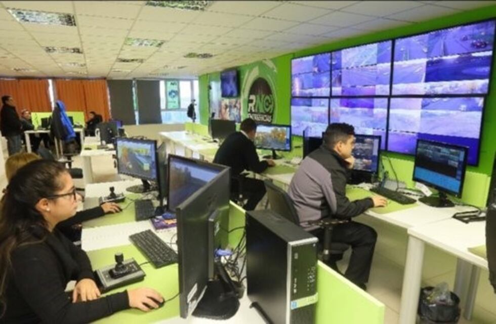 Su bebé se ahogaba, llamó al 911 y una policía la ayudó a salvarla