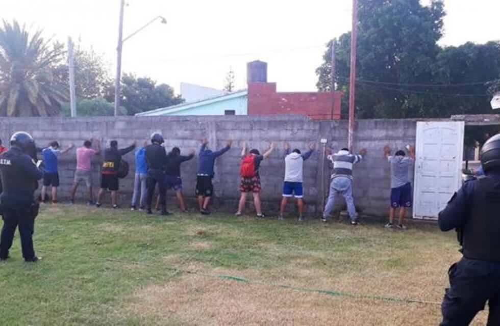 Por jugar un partido de fútbol violaron la cuarentena y terminaron detenidos