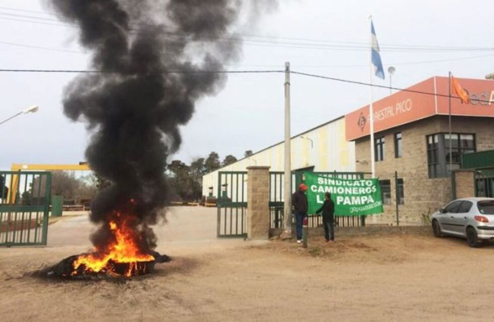 Reclaman con un corte la reincorporación de despedidos en Forestal Pico