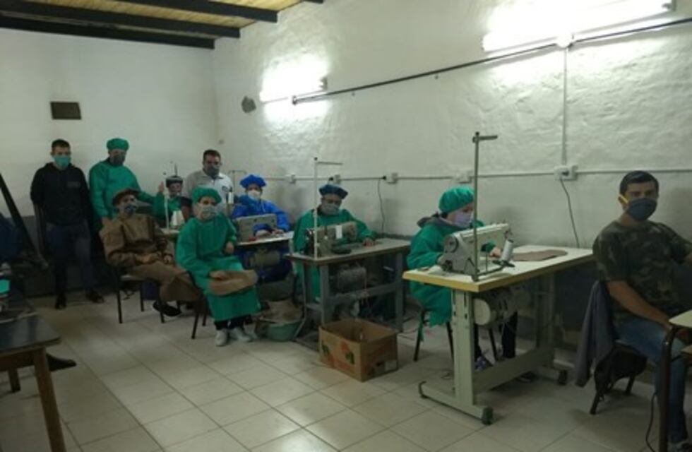 Presos de Villa Floresta elaboraron camisolines y botas para el Hospital Penna