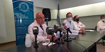 El doctor Roberto Salvai leyó un comunicado para informar sobre la situación en el nosocomio\u002E (Radio Jota)
