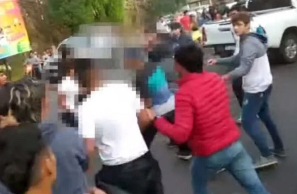 Jóvenes tucumanos a las piñas en Las Estancias