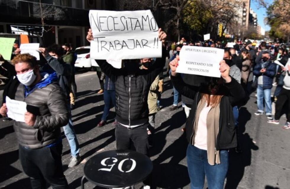 "Hay más locales cerrados que contagiados": la protesta de dueños de bares en Córdoba