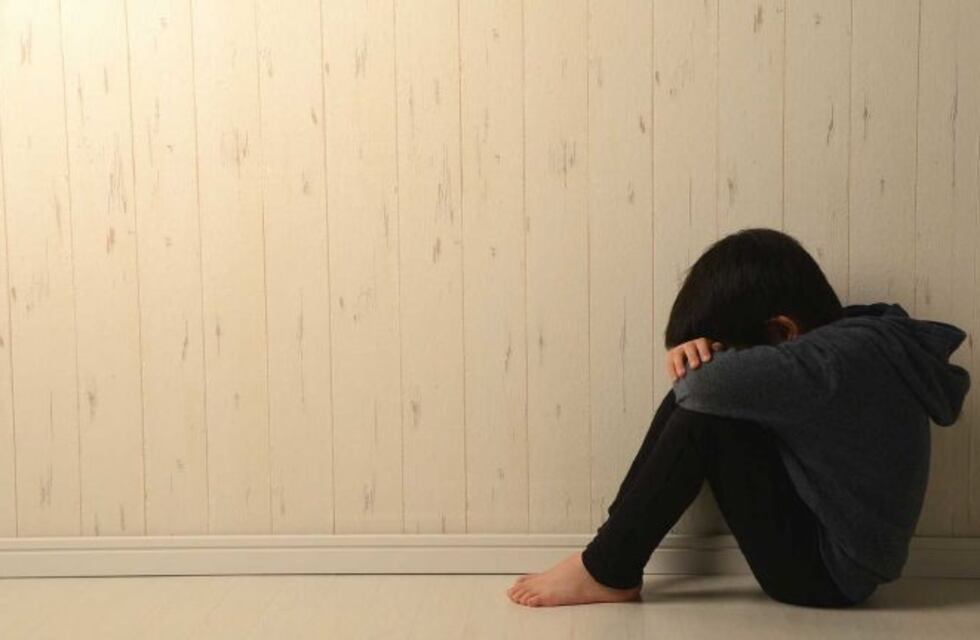 Una mujer le lanzó un cuchillo a su hijo de siete años y lo hirió en sus piernas