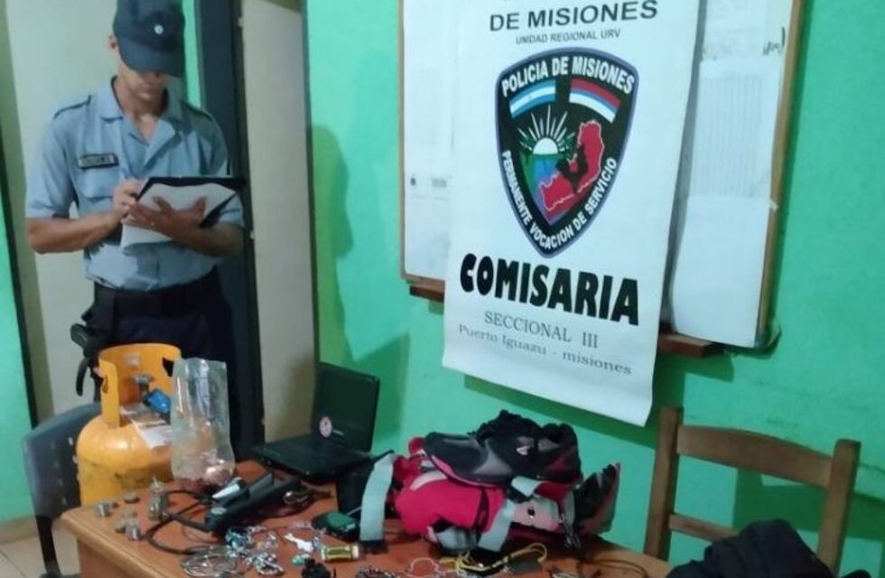 Lo descubrieron con objetos presuntamente robados cuando se encontraba escondiéndolos
