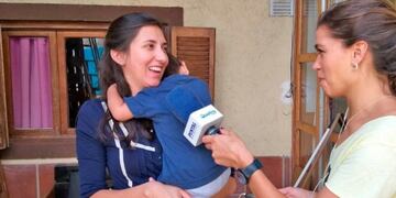 Lorenzo y su mamá, Victoria Irusta, agradeciendo al policía que le salvó la vida por teléfono\u002E (Puntal\u002Ecom)
