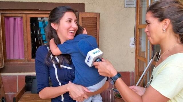 Lorenzo y su mamá, Victoria Irusta, agradeciendo al policía que le salvó la vida por teléfono\u002E (Puntal\u002Ecom)