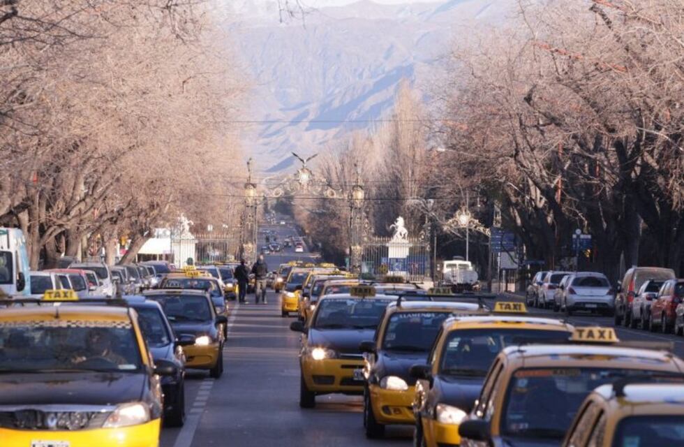 Taxistas y remiseros de Mendoza deberán usar vestimenta formal