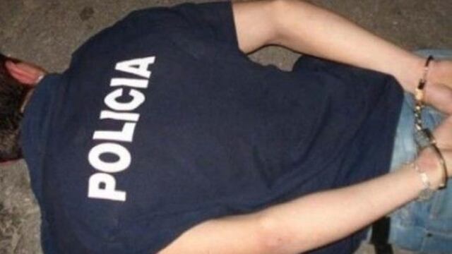 Policía esposado (Web)